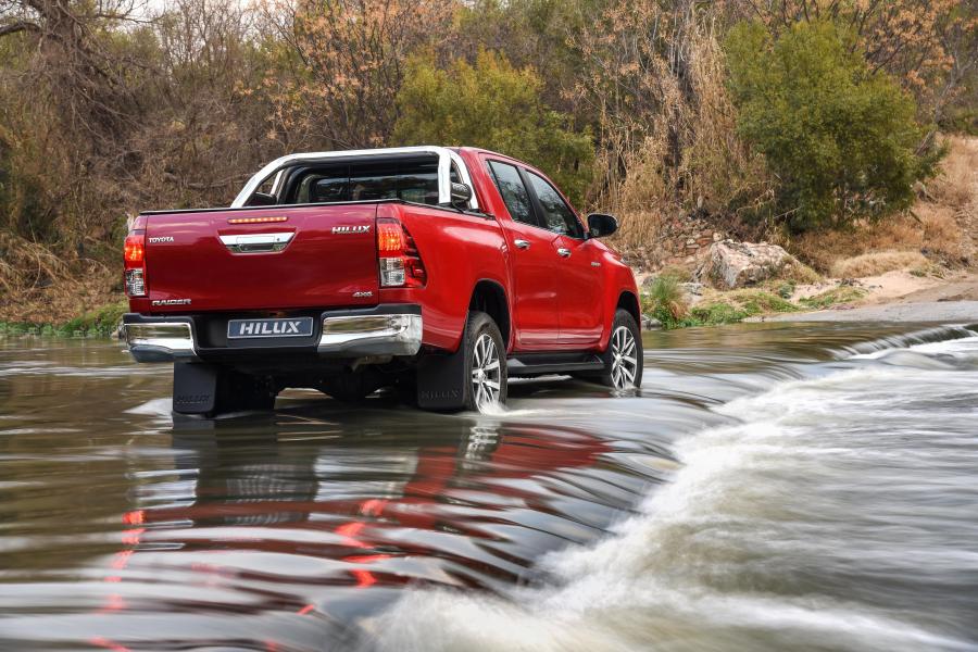  Toyota Hilux 4x4 Raider Double Cab 2018 года  (ZA) (фото 38 из 40)
